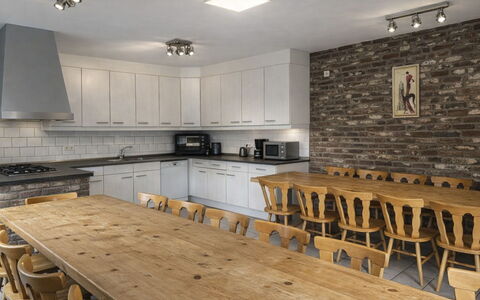 Bungalowpark Landsrade: Møbel, Indretning, Gulvbelægning, Etage, Træ, Loft, Bord, Køkken, Lysarmatur, Køkken & Spisebord