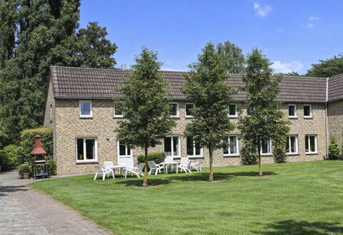 Bungalowpark Landsrade: Busk, Hus, Hjem, Estate, Sommerhus, Have, Lawn, Gård, Stuehus, Landscaping