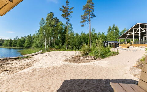 Kalliolaakso: Møbel, Hjem, Dør, Stol, Udendørs Møbler, Køkken & Spisebord, Udendørs Bord, Skygge, Gård, Maling