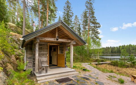 Kalliolaakso: Møbel, Stol, Udendørs Møbler, Bord, Træ, Udendørs Bord, Køkken & Spisebord, Skygge, Have, Paraply
