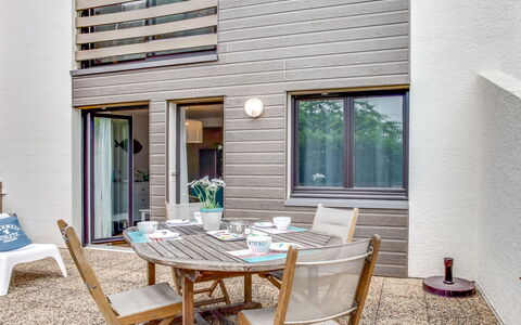Cantegrit: Bord, Bygning, Møbel, Ejendom, Vindue, Træ, Stol, Skygge, Indretning, Window Blind