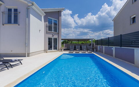 Villa Gocci: Vand, Himmel, Sky, Daytime, Ejendom, Bygning, Svømmepøl, Blå, Azure, Vindue