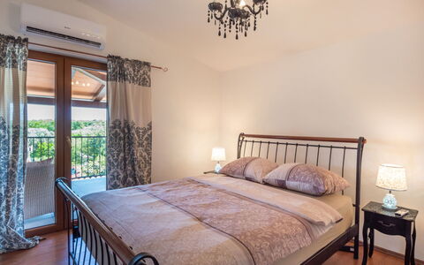 Aleksandra: Møbel, Ejendom, Komfort, Bygning, Blå, Bed Frame, Træ, Textile, Belysning, Vindue