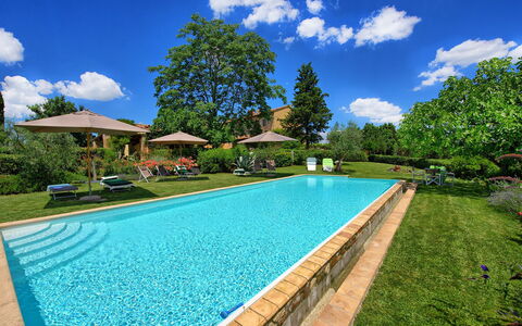 Villa Sonia: Svømmepøl, Ejendom, Ejendom, Estate, Hus, Græs, Fritid, Bygning, Hjem, Villa