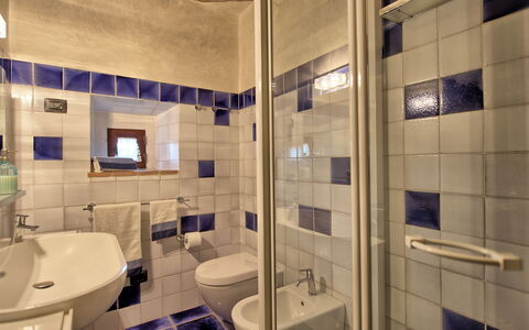 Villa Sonia: Spejl, Tap, Sanitærarmatur, Håndvask, Badeværelse, Purple, Badeværelsesvask, Indretning, Etage, Væg