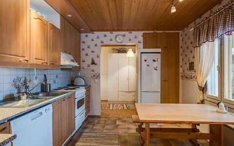 Lehto: Indretning, Træ, Gulvbelægning, Køkken, Loft, Møbel, Etage, Countertop, Værelse, Cabinetry