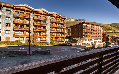 Super Tignes: Himmel, Daytime, Bygning, Ejendom, Arkitektur, Urban Design, Højhus, Ejerlejlighed, Kvarter, Træ