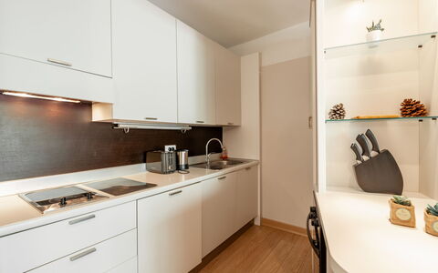 Porto Vecchio 150: Cabinetry, Møbel, Countertop, Bygning, Komfur, Skuffe, Træ, Håndvask, Køkken, Gulvbelægning