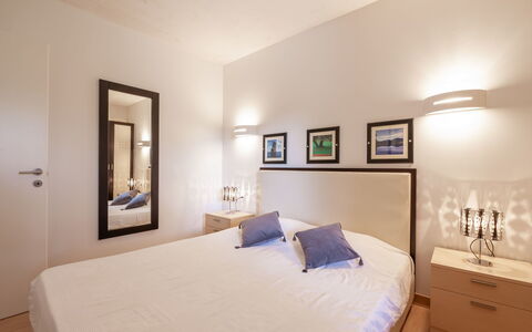 Porto Vecchio 150: Soveværelse, Værelse, Møbel, Seng, Ejendom, Indretning, Bed Frame, Sengetøj, Sengetøj, Loft