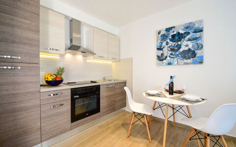 Matea: Cabinetry, Møbel, Countertop, Bygning, Komfur, Træ, Bord, Indretning, Køkken, Gulvbelægning