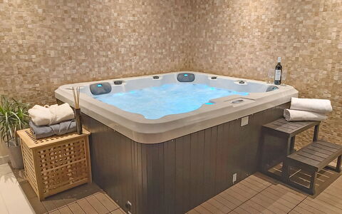 Anđela: Jacuzzi, Badekar, Vand, Plante, Jacuzzi, Sanitærarmatur, Bygning, Træ, Tap, Rektangel