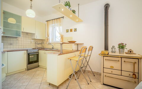 Mila: Værelse, Møbel, Ejendom, Gul, Etage, Indretning, Køkken, Bygning, Cabinetry, Hus