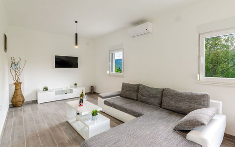 Villa Anđelika: Couch, Møbel, Ejendom, Stue, Bord, Etage, Træ, Indretning, Vindue