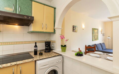 Torremolinos 25: Ejendom, Værelse, Køkken, Grøn, Countertop, Indretning, Møbel, Cabinetry, Bygning, Hus