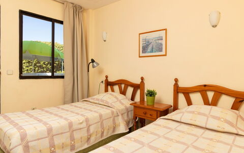 Torremolinos 25: Soveværelse, Værelse, Møbel, Seng, Ejendom, Sengetøj, Bed Frame, Væg, Sengetøj, Indretning