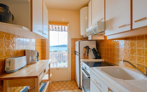 Sainte Maxime 135: Cabinetry, Køkkenvask, Ejendom, Møbel, Håndvask, Countertop, Bygning, Køkken, Træ, Indretning