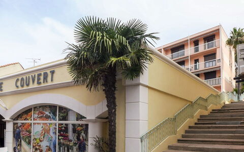 Sainte Maxime 135: Himmel, Daytime, Plante, Azure, Bygning, Trappe, Sky, Arecales, Skygge, Urban Design
