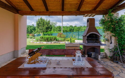 Villa Malini: Plante, Bygning, Bord, Ejendom, Træ, Skygge, Indretning, Veranda, Udendørs Møbler, Træ
