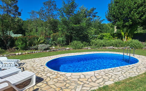 Villa Malini: Blå, Svømmepøl, Have, Backyard, Landscaping, Skygge, Lawn, Gård, Udendørs Møbler, Flise