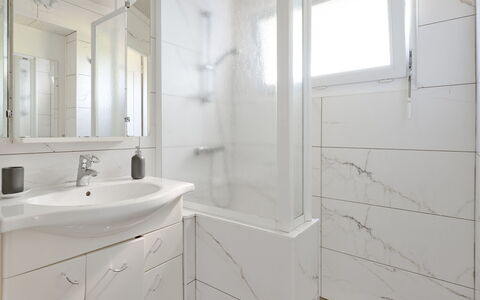 La Roche Blanche: Gulvbelægning, Etage, Indretning, Sanitærarmatur, Badeværelse, Håndvask, Loft, Tap, Badeværelsesskab, Vvs