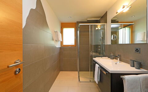 Haus Findelbach Apt. Happy Lily: Badeværelse, Værelse, Ejendom, Håndvask, Indretning, Etage, Bygning, Loft, Arkitektur, Væg