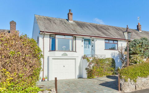 Lake District Coastal Cottage: Plante, Himmel, Ejendom, Vindue, Bygning, Dør, Vejbelægning, Hus, Land Lot, Sommerhus