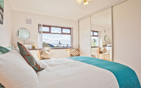 Lake District Coastal Cottage: Billedramme, Ejendom, Møbel, Vindue, Bygning, Azure, Komfort, Træ, Textile, Belysning