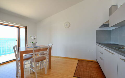 Sveti Juraj 105: Ejendom, Møbel, Cabinetry, Bygning, Træ, Gulvbelægning, Countertop, Etage, Indretning, Bejdse
