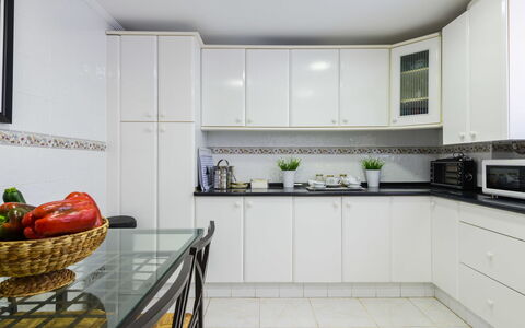 Alcocéber Alcossebre 305: Countertop, Cabinetry, Ejendom, Køkken, Køkkenvask, Køkken Apparat, Komfur, Produkt, Vindue, Husholdningsapparat