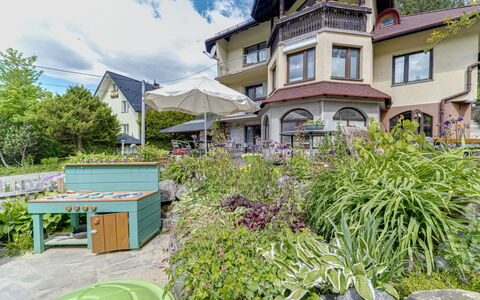Wisła: Bygning, Vindue, Hus, Boligområde, Hjem, Busk, Arkitektur, Tag, Estate