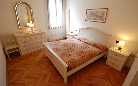 Al Foghèr: Soveværelse, Seng, Møbel, Værelse, Etage, Sengetøj, Ejendom, Bed Frame, Madras, Sengetøj