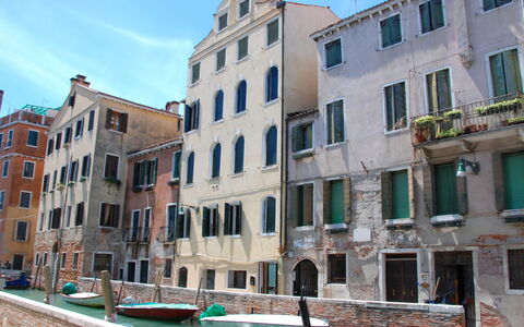 Casa San Vio: Bygning, Himmel, Vindue, Daytime, Ejendom, Sky, Azure, Vand, Urban Design, Krop Af Vand