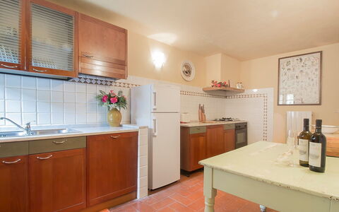 Le Pergole: Cabinetry, Countertop, Møbel, Bygning, Bord, Skuffe, Træ, Belysning, Køkken, Indretning