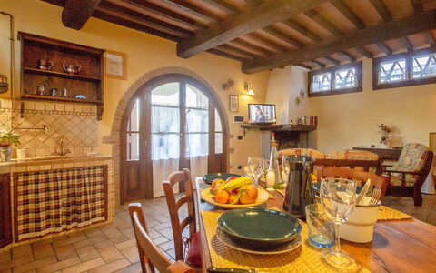 Castellina in Chianti 865: Ejendom, Værelse, Bygning, Loft, Hus, Indretning, Ejendom, Møbel, Morgenmad, Spisestue