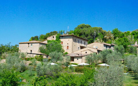 Castellina in Chianti 890: Himmel, Plante, Bygning, Naturlige Landskab, Vindue, Blå, Træ, Hus, Land Lot, Vegetationen