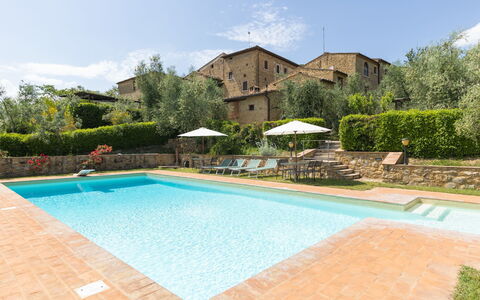 Castellina in Chianti 890: Vand, Plante, Himmel, Ejendom, Svømmepøl, Azure, Bygning, Stol, Sky, Træ