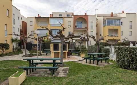 Santa Monica 1: Himmel, Plante, Sky, Bygning, Bord, Ejendom, Vindue, Møbel, Udendørs Bench, Picnic Bord