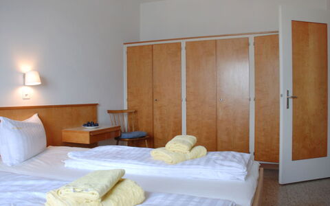 Aldesago 525: Soveværelse, Seng, Møbel, Værelse, Ejendom, Sengetøj, Bed Frame, Madras, Indretning, Væg