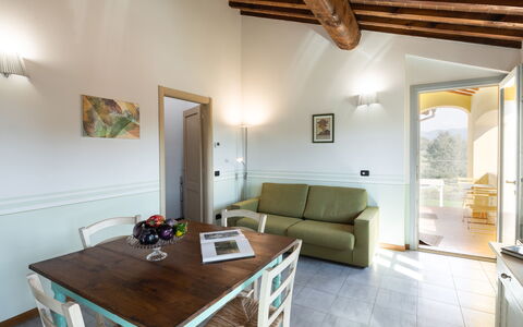 Incanto Toscano: Bord, Ejendom, Møbel, Couch, Billedramme, Træ, Belysning, Indretning, Arkitektur, Stue