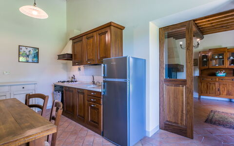 Podere S Giovanni: Cabinetry, Møbel, Countertop, Bygning, Skuffe, Stol, Køkken, Træ, Indretning, Bord