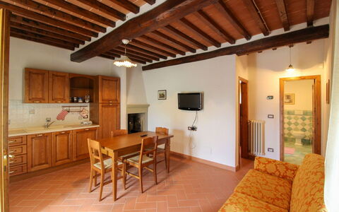 Borgo di Usciano: Gulvbelægning, Indretning, Træ, Loft, Møbel, Etage, Værelse, Countertop, Cabinetry, Køkken