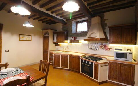 Borgo di Usciano: Værelse, Ejendom, Bygning, Møbel, Køkken, Countertop, Cabinetry, Indretning, Etage, Loft
