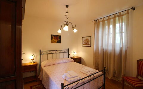Borgo di Usciano: Seng, Værelse, Møbel, Ejendom, Soveværelse, Bed Frame, Sengetøj, Indretning, Bygning, Etage