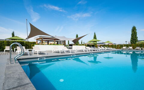 Green Resort Mooi Bemelen: Himmel, Vand, Sky, Ejendom, Svømmepøl, Bygning, Azure, Blå, Krop Af Vand, Badeby