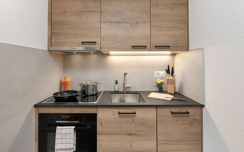 Baroudeur B04: Køkken, Countertop, Køkken Apparat, Cabinetry, Køkkenvask, Møbel, Indretning, Håndvask, Større Bandage, Husholdningsapparat