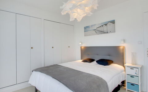 Port Blanc: Møbel, Ejendom, Bygning, Cabinetry, Komfort, Træ, Bed Frame, Indretning, Seng