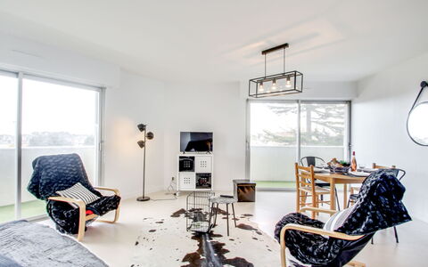 Port Blanc: Stue, Værelse, Indretning, Ejendom, Møbel, Bygning, Loft, Hus, Etage, Hjem