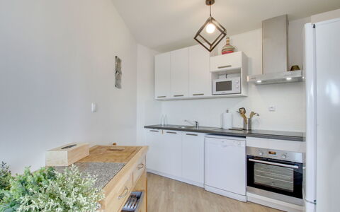 Port Blanc: Cabinetry, Countertop, Håndvask, Komfur, Tap, Træ, Indretning, Køkken, Stueplante, Etage