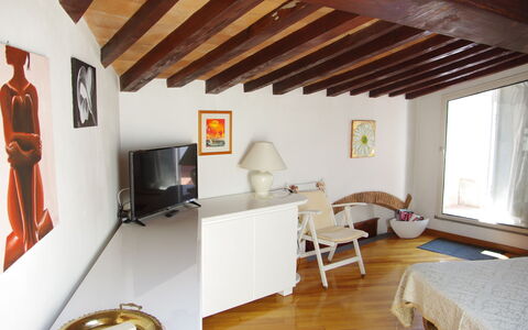 Gli Artisti: Værelse, Ejendom, Møbel, Indretning, Bygning, Attic, Loft, Hus, Stue, Etage