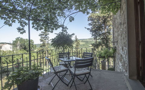 La Terrazza: Plante, Himmel, Ejendom, Bygning, Natur, Bord, Blad, Skygge, Træ, Stol